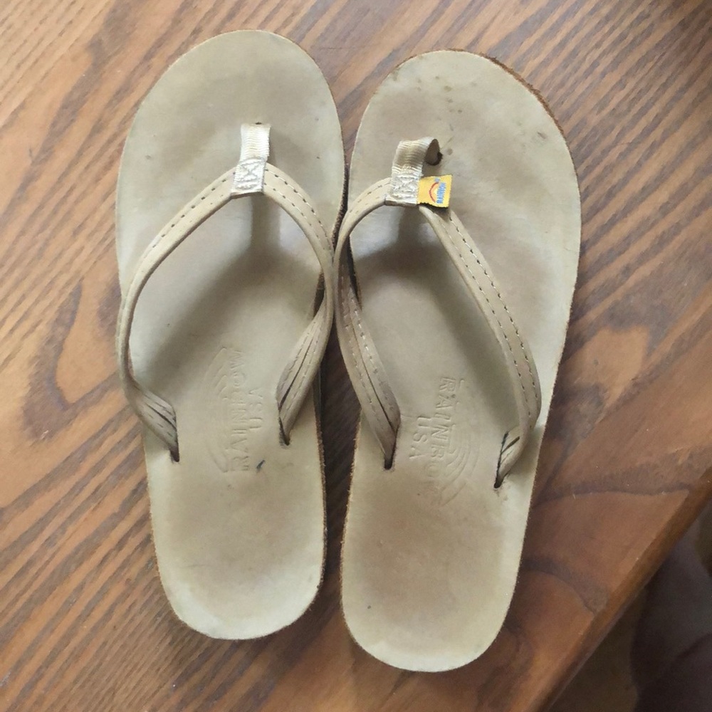 Women’s 7-7.5 tan rainbow sandals.